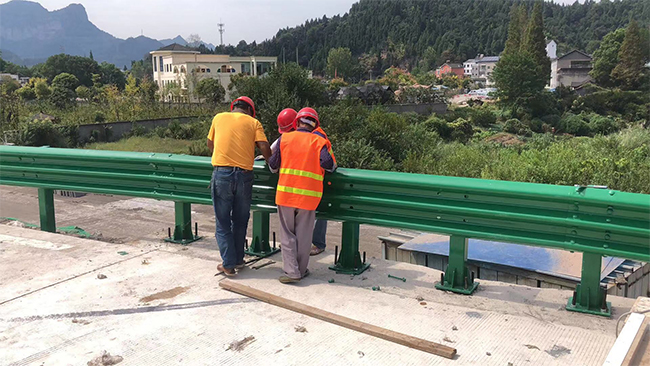 宜昌高速公路护栏板的维护确保道路安全的关键环节